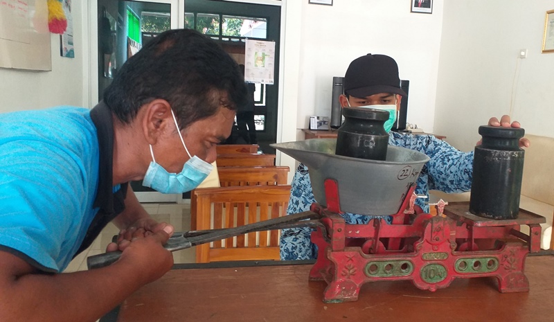 Tarik Timbangan Kodok, Petugas Tera Temukan Penambah Berat