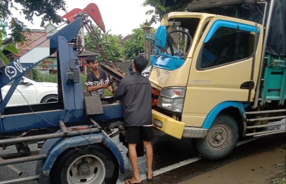 Truk Engkel Hantam Antrean Lampu Merah di Jalan Parangtritis Bantul, Sopir Patah Kaki