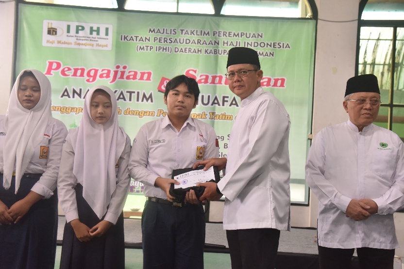 Wabup Sleman Serahkan Santunan Langsung kepada 51 Anak Yatim di Hari Asyura