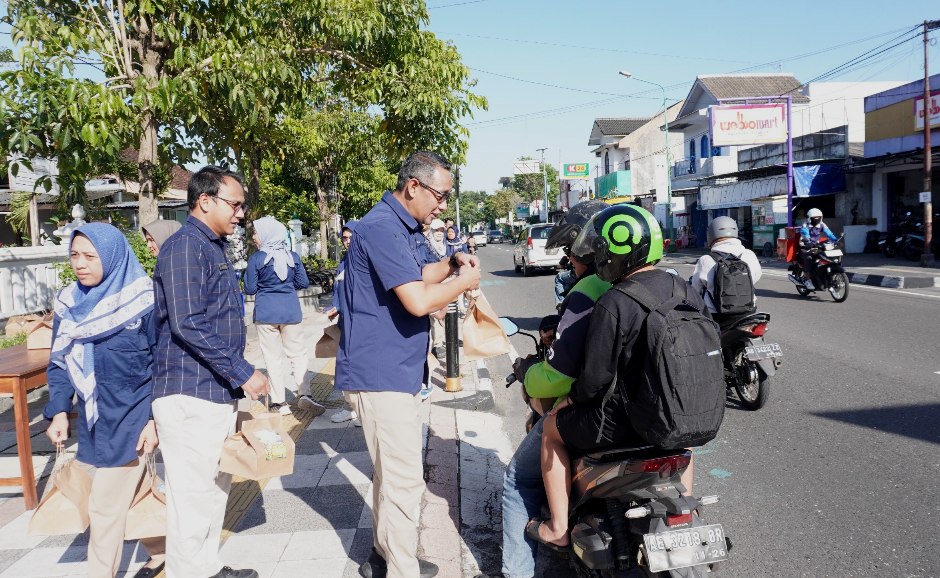 BNNK Sleman Tebar Ratusan Takjil Sambil Kampanyekan Gerakan Berani Tolak Narkoba