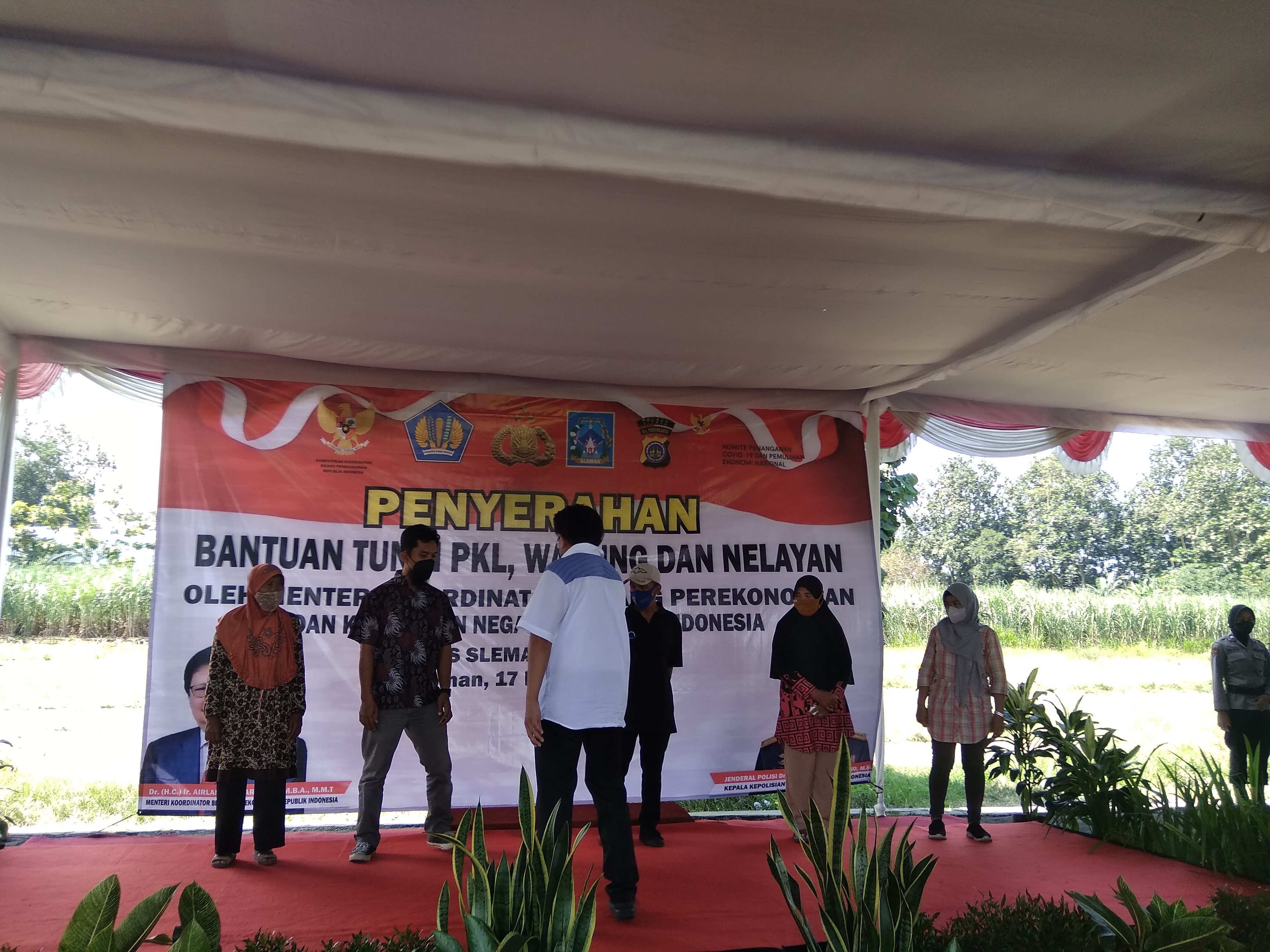 Pedagang Kaki Lima Menangis Saat Menerima Bantuan