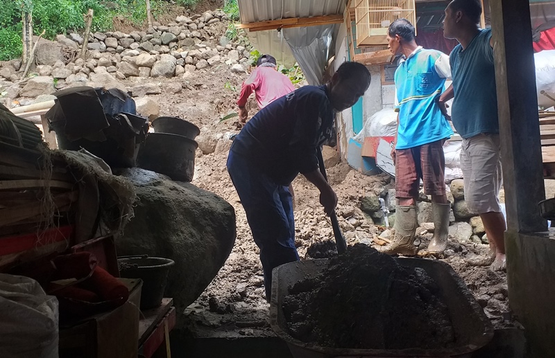 Tanah Longsor di  Kulonprogo, Nyaris 'Menguburkan' Warga  