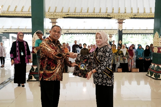 Bupati Sleman Kukuhkan Parmilah sebagai  Bunda Literasi, Dorong Gerakan Membaca hingga Pelosok Desa