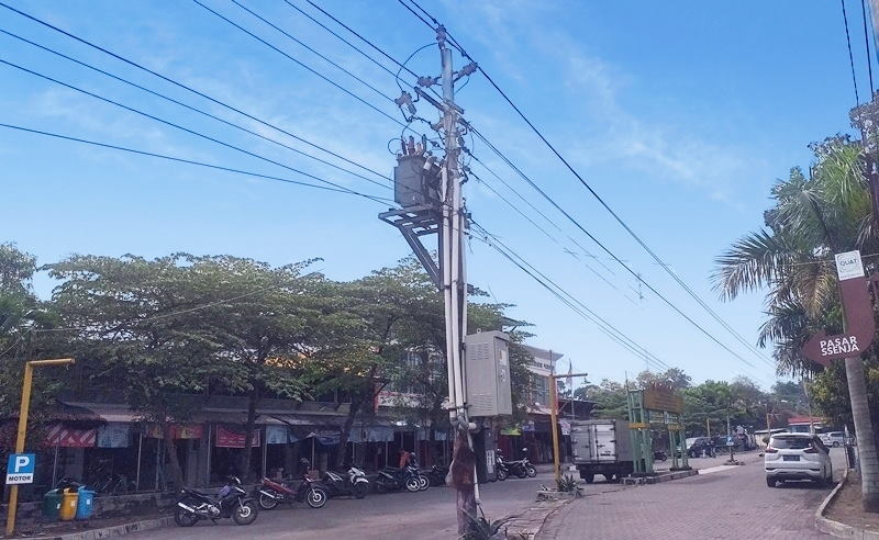 Rapikan Kabel, Awali Penataan Pasar Sentolo Baru