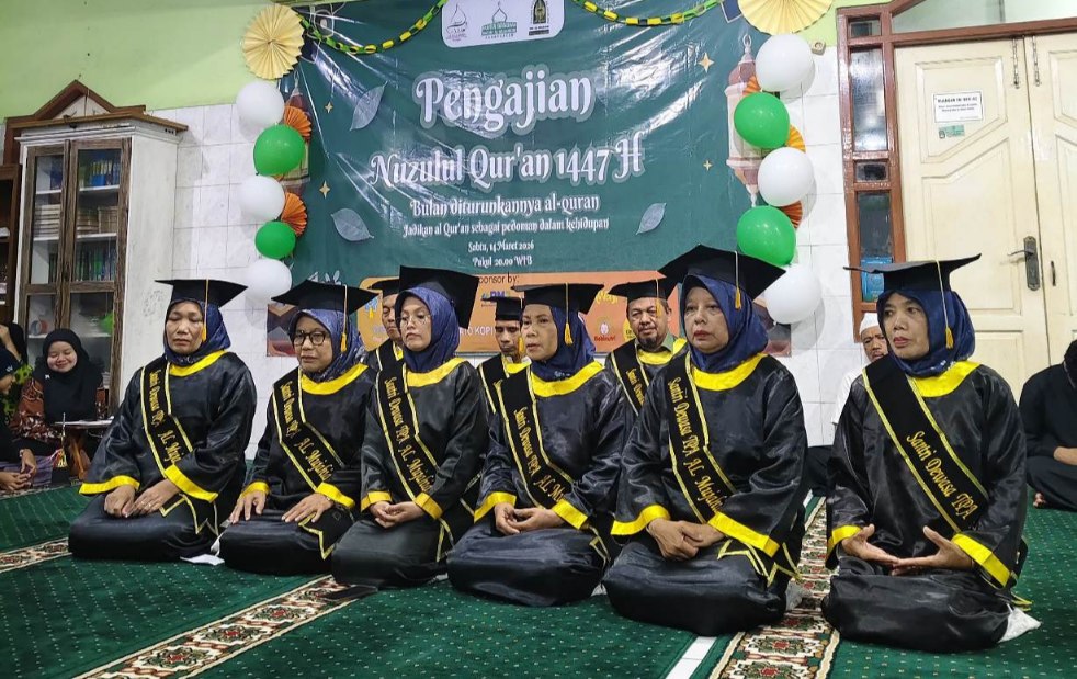 Wisuda Santri Dewasa TPA Al Mujahidin Karangasem Warnai Peringatan Nuzulul Qur’an