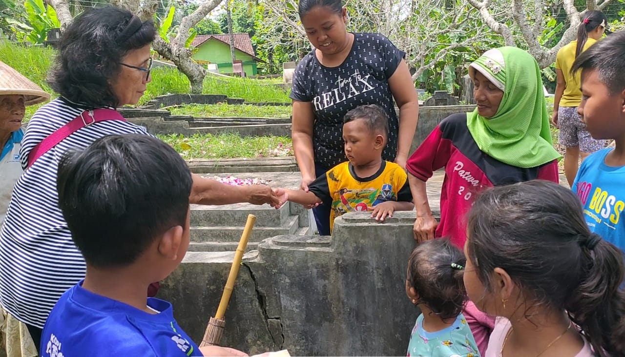 Peziarah Bong Cina Giripeni Bagi-Bagi Angpao Imlek