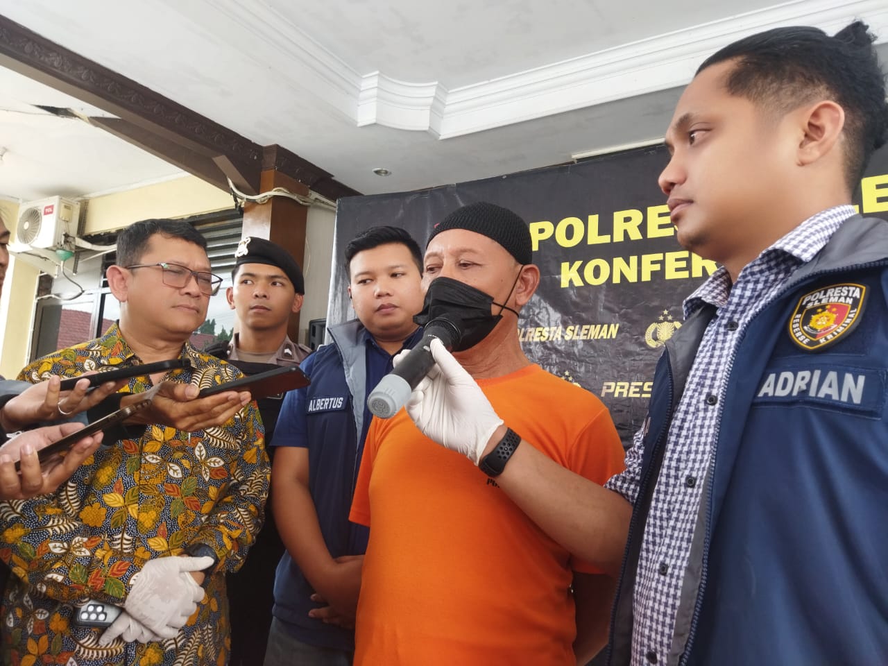 Kakek Tukang Pijit Ditangkap Polisi, Begini Ceritanya 