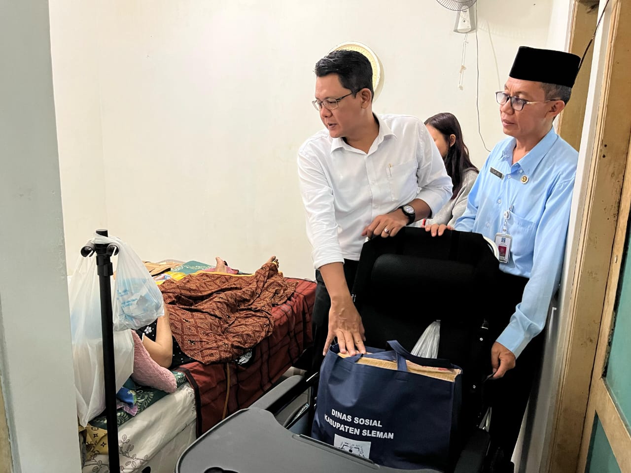 Wabup Sleman Berikan Bantuan Kursi Roda dan Sembako di Lempongsari