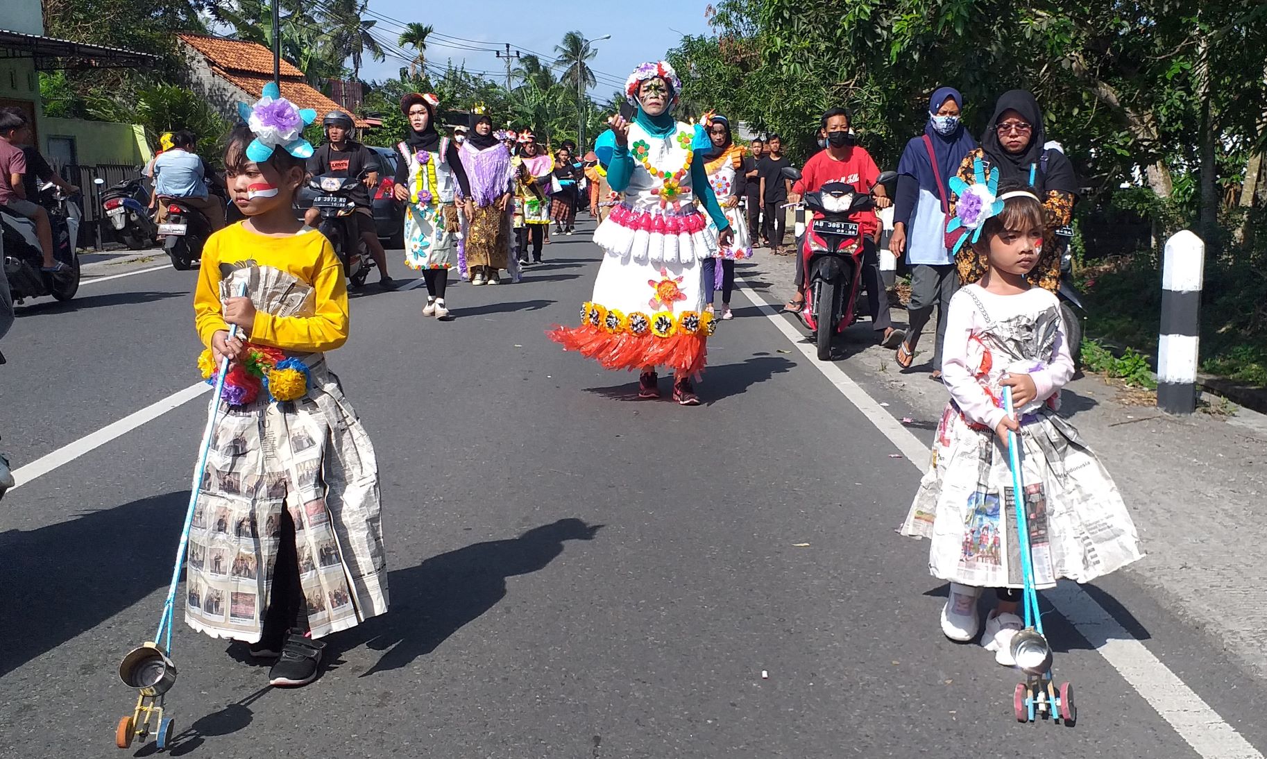 Grebeg Sampah Kalurahan Brosot: Peserta Pawai Berkostum Sampah