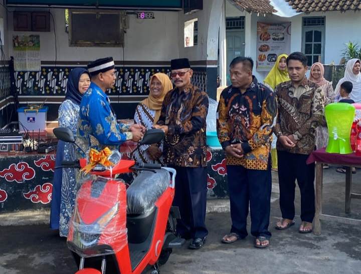 Syawalan RW 45 Kayen: Sepeda Motor Listrik buat Purwanto, Penghormatan Pengabdian