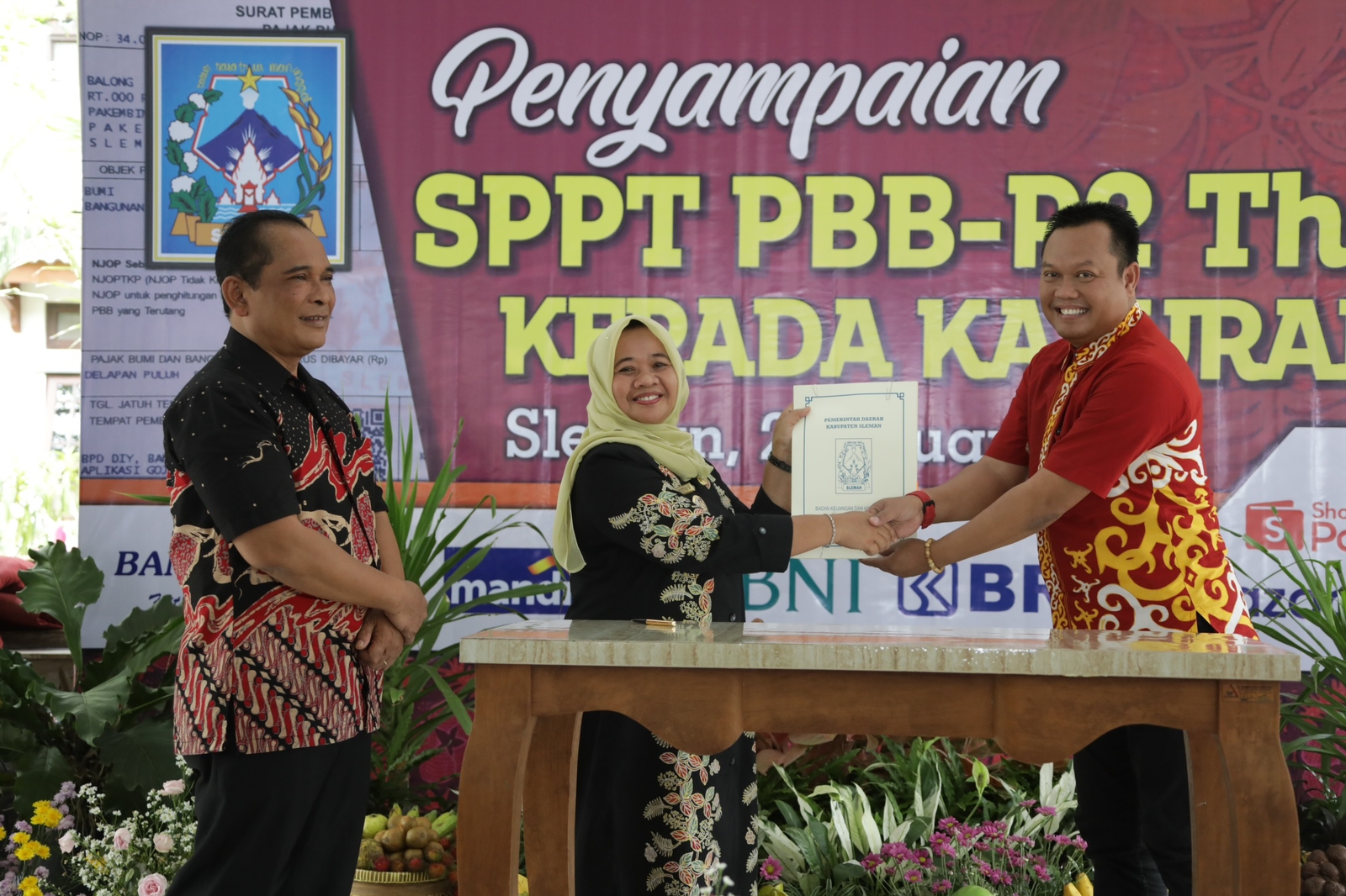 Bupati Sleman Sampaikan SPPT PBB-P2 Tahun 2023 Kepada Kalurahan