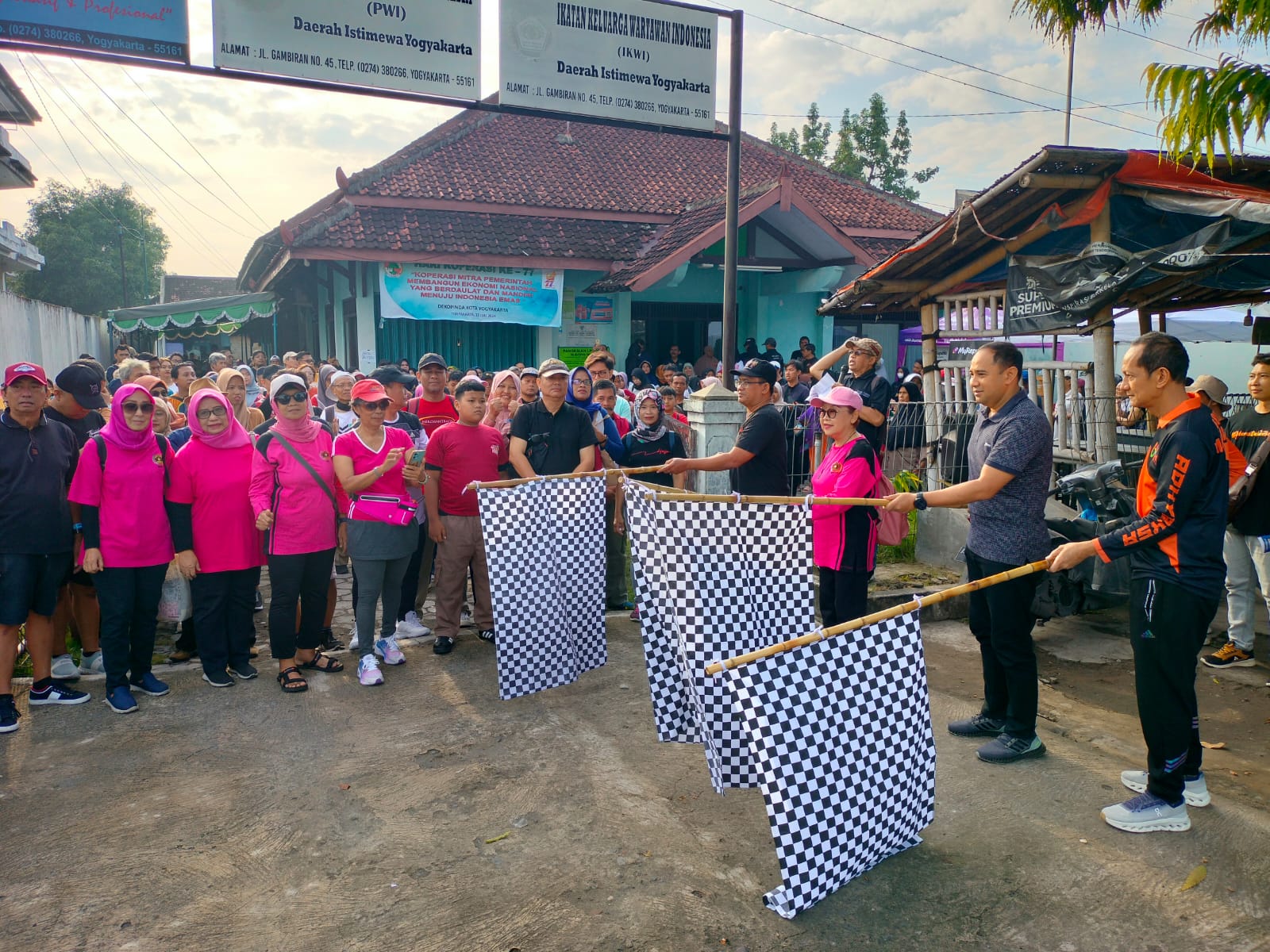  Diikuti Ratusan Insan Pers, Herlina  Menangkan Sepeda Listrik Hadiah Utama Jalan Sehat HPN 2025 PWI