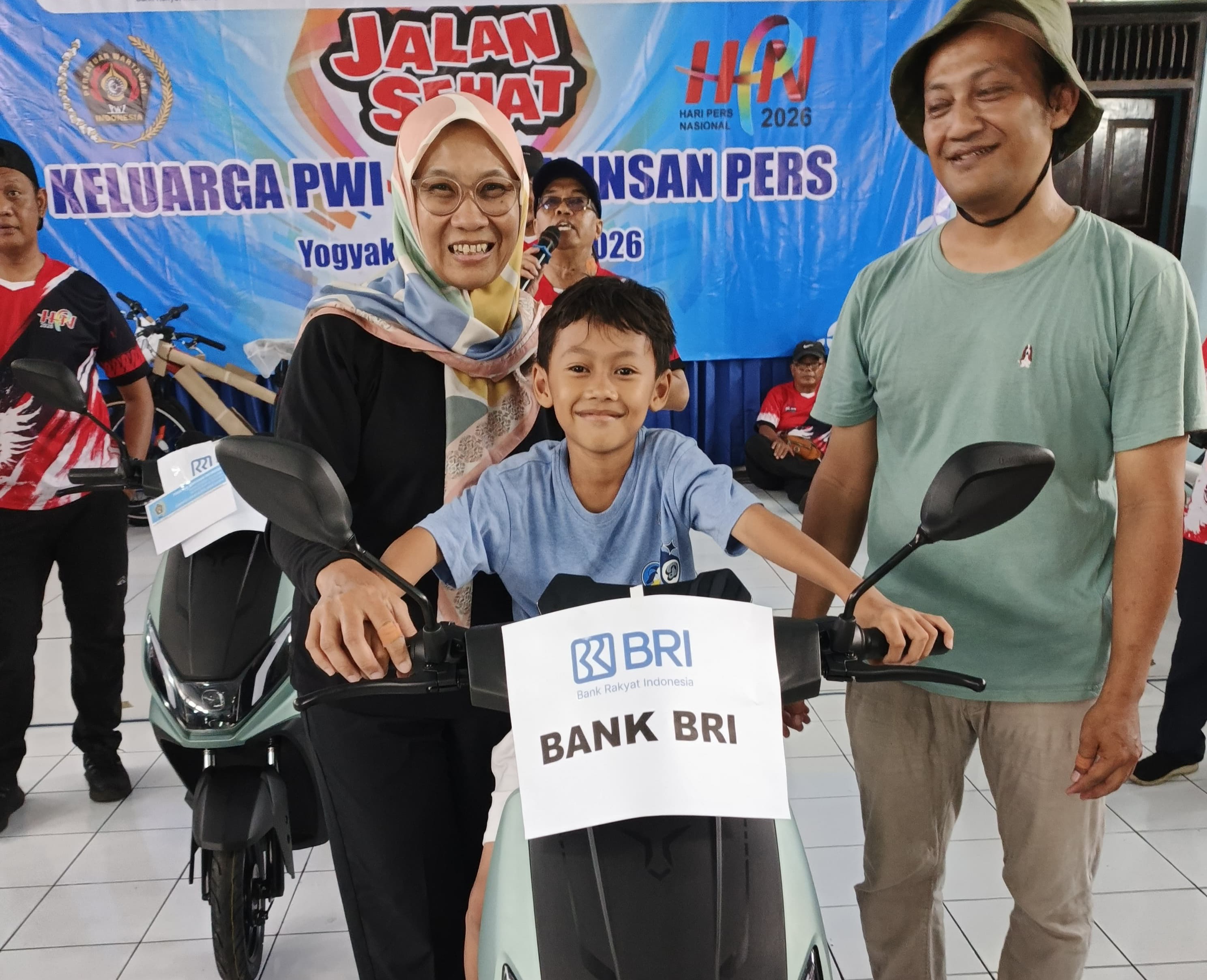 Kapolda, Ketua DPRD dan Walikota Lepas Jalan Sehat PWI DIY