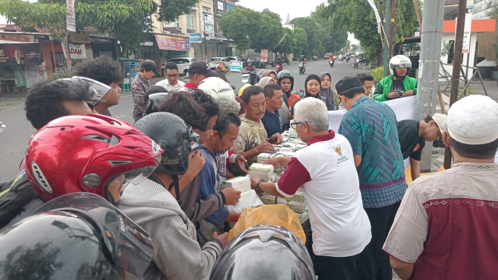 BAZNAS dan PWI DIY Gelar Aksi Berbagi Takjil di Depan Kantor PWI