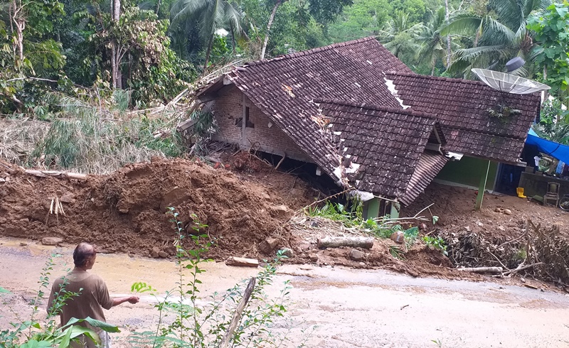 Buntut Longsor Kalirejo 9 KK Mengungsi, Jalan Tertutup dan Listrik Mati